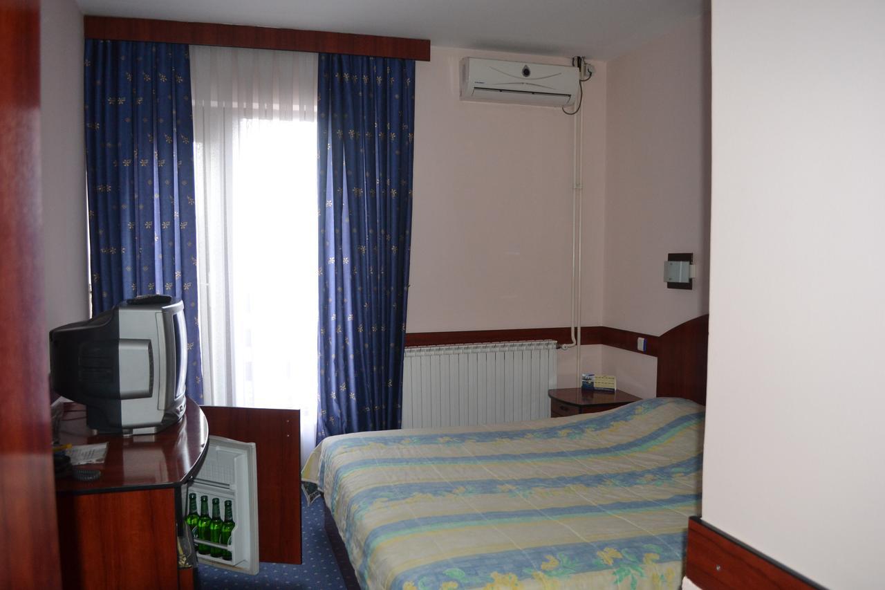 Hotel Mimoza Kumanovo Kültér fotó